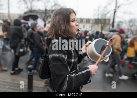 Poznan, Grande Polonia, Polonia. Il 23 marzo 2018. Venerdì nero - Nazionale Femminile sciopero. Lunedì 19 Marzo, un gruppo di deputati del partito di governo, il diritto e la giustizia (PIS) e Kukiz15, nel settore della giustizia e dei diritti umani, il Comitato ha dato un parere positivo sul progetto di arresto atto di aborto. L'iniziativa, che conduce Kaja Godek al piombo, vuole stringere la già restrittiva contro la legge sull aborto in Polonia. Mercoledì o giovedì, il parlamentare della politica sociale e della Commissione famiglia doveva avere luogo. Il voto in plenaria è stata prevista anche la. Credito: Slawomir Kowalewski/Alamy Live News Foto Stock