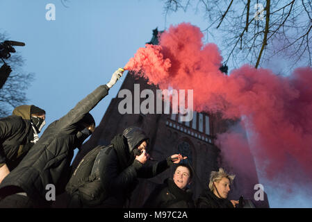 Poznan, Grande Polonia, Polonia. Il 23 marzo 2018. Venerdì nero - Nazionale Femminile sciopero. Lunedì 19 Marzo, un gruppo di deputati del partito di governo, il diritto e la giustizia (PIS) e Kukiz15, nel settore della giustizia e dei diritti umani, il Comitato ha dato un parere positivo sul progetto di arresto atto di aborto. L'iniziativa, che conduce Kaja Godek al piombo, vuole stringere la già restrittiva contro la legge sull aborto in Polonia. Mercoledì o giovedì, il parlamentare della politica sociale e della Commissione famiglia doveva avere luogo. Il voto in plenaria è stata prevista anche la. Credito: Slawomir Kowalewski/Alamy Live News Foto Stock