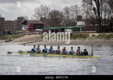 Putney, UK. Il 23 marzo 2018. Gara in barca Gita in pratica. Come preparazione per il Cancer Research UK Le Regate del 24 marzo 2018, Cambridge University Boat Club Blu dell equipaggio condurre una pratica gita sulla barca gara Tideway corso. Allenatore Steve Trapmore segue la barca la lista equipaggio:- CUBC equipaggio blu). Prua:- Charles Fisher 2) Patrick Elwood, 3) James Letten, 4) Dara Alizadeh, 5) Spencer Furey, 6) Finn Meeks, 7) Rob Hurn, corsa:- Freddie Davidson, Cox: Hugo Ramambason. Credito: Duncan Grove/Alamy Live News Foto Stock