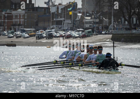 Putney, UK. Il 23 marzo 2018. Gara in barca Gita in pratica. Come preparazione per il Cancer Research UK Le Regate del 24 marzo 2018, Cambridge University Boat Club Blu dell equipaggio condurre una pratica gita sulla barca gara Tideway corso. Allenatore Steve Trapmore segue la barca la lista equipaggio:- CUBC equipaggio blu). Prua:- Charles Fisher 2) Patrick Elwood, 3) James Letten, 4) Dara Alizadeh, 5) Spencer Furey, 6) Finn Meeks, 7) Rob Hurn, corsa:- Freddie Davidson, Cox: Hugo Ramambason. Credito: Duncan Grove/Alamy Live News Foto Stock