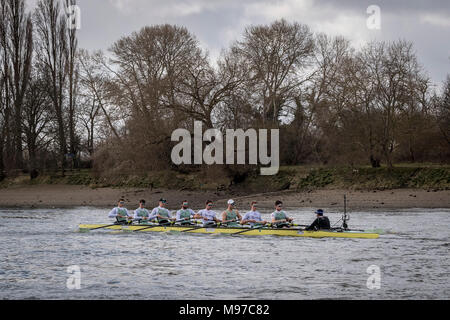 Putney, UK. Il 23 marzo 2018. Gara in barca Gita in pratica. Come preparazione per il Cancer Research UK Le Regate del 24 marzo 2018, Cambridge University Boat Club Blu dell equipaggio condurre una pratica gita sulla barca gara Tideway corso. Allenatore Steve Trapmore segue la barca la lista equipaggio:- CUBC equipaggio blu). Prua:- Charles Fisher 2) Patrick Elwood, 3) James Letten, 4) Dara Alizadeh, 5) Spencer Furey, 6) Finn Meeks, 7) Rob Hurn, corsa:- Freddie Davidson, Cox: Hugo Ramambason. Credito: Duncan Grove/Alamy Live News Foto Stock