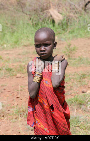 I giovani della tribù dei Mursi i bambini. Debub Omo Zona, Etiopia, vicino al confine sudanese. Foto Stock