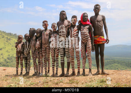 I giovani della tribù dei Mursi i bambini. Debub Omo Zona, Etiopia, vicino al confine sudanese. Foto Stock