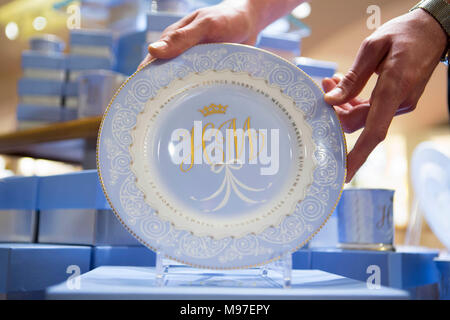 Una piastra con le sigle H E M che fa parte della nuova gamma ufficiale della Cina per celebrare il futuro matrimonio del principe Harry e Meghan Markle è visualizzato nel Queen's Gallery shop a Buckingham Palace di Londra. Foto Stock