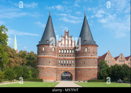 Holsten Gate e storico sale Salzspeicher magazzini di stoccaggio, Lubecca, Mar Baltico, Schleswig-Holstein, Germania, Europa Foto Stock