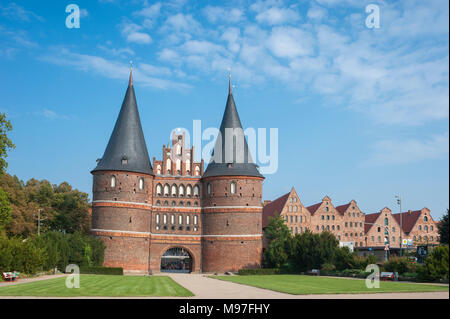 Holsten Gate e storico sale Salzspeicher magazzini di stoccaggio, Lubecca, Mar Baltico, Schleswig-Holstein, Germania, Europa Foto Stock