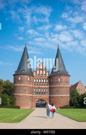 Holsten Gate e storico sale Salzspeicher magazzini di stoccaggio, Lubecca, Mar Baltico, Schleswig-Holstein, Germania, Europa Foto Stock