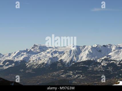 La svizzera di sci e legato resort di St Luc e Chandolin in Vallese della Svizzera. Guardando verso il ghiacciaio di Diablerets e Crans Montana Foto Stock