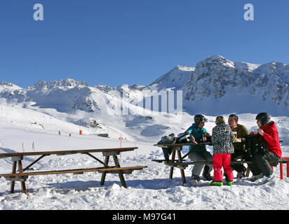 La svizzera di sci e snow-sport legato resort di St Luc e Chandolin in Vallese Svizzera Foto Stock