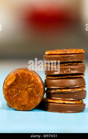 Primo piano di una pila di avena digestivi vetrato biscotti al cioccolato Foto Stock