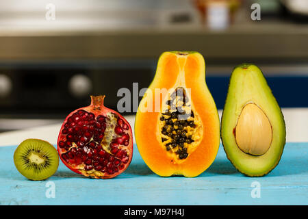 Varietà di frutti esotici dimezzato, su sfondo sfocato Foto Stock