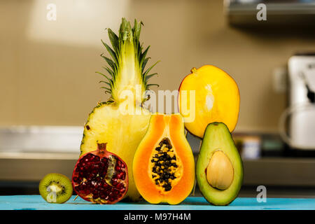 Varietà di frutti esotici dimezzato, su sfondo sfocato Foto Stock