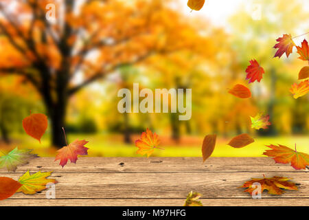 Tavolo in legno nella parte anteriore di un colorato paesaggio autunnale Foto Stock