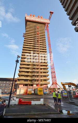 Top down demolizione della torre Bluevale, uno dei gemelli Gallowgate, nell'East End di Glasgow, Scotland, Regno Unito Foto Stock