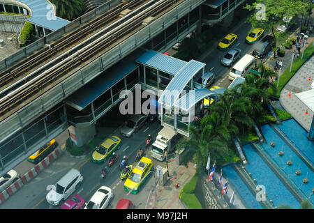 Bangkok, Tailandia - 12 Marzo 2018: il traffico sulla Strada di Sukhumvit Road & la Stazione del BTS Skytrain mass transit system in Asoke area in Bangkok, Tailandia sul Mar Foto Stock