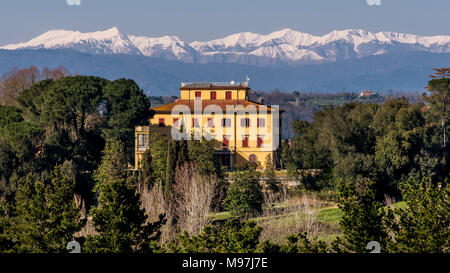 Toscana casa padronale con montagne innevate sullo sfondo, Pontedera, Pisa, Toscana, Italia Foto Stock