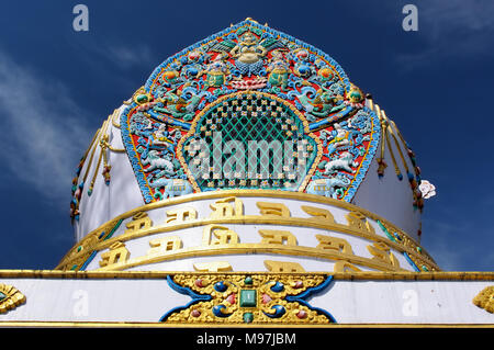 India, Kalaczakra templi in Dharamsala, McLeod Ganj. Visualizza no l'Himalaya Foto Stock