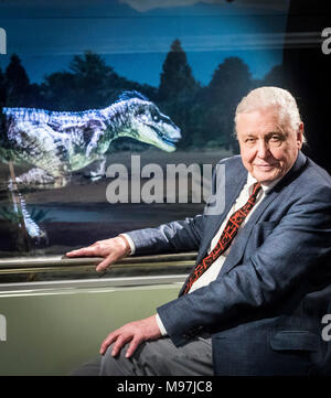 Sir David Attenborough è raffigurato con una animata, calcolatore generato Theropod dinosauro come egli apre ufficialmente il Yorkshire il mondo giurassico presso il Museo dello Yorkshire in York. Foto Stock