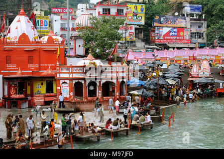 HARIDWAR, India - 11 novembre 2009: Ghat nella città santa in India durante le cerimonie religiose Foto Stock