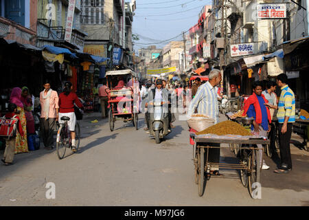 HARIDWAR, India - 11 novembre 2009: Il pistone tipico e la confusione sulla strada indiano Foto Stock