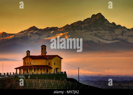 La chiesa del Santuario partigiano di Bastia Mondovì, presso San Bernardo hill, con, sullo sfondo, il 'Stone King", il Monviso. Foto Stock