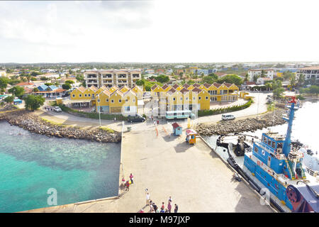 Kraledijk città capitale del Bonaire, Antille olandesi, il Mare dei Caraibi, come si vede da una nave da crociera nave: piatto come una frittella Foto Stock