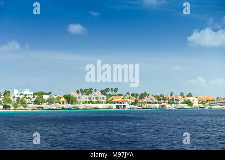Hotel Resort nel lungomare Kraledijk, Bonaire, Antille olandesi, il Mare dei Caraibi, con smeraldo mare e cielo blu Foto Stock