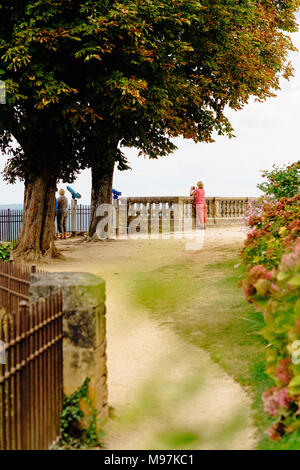 Turisti che si godono la hill top città di Domme in Dordogne Francia. Foto Stock