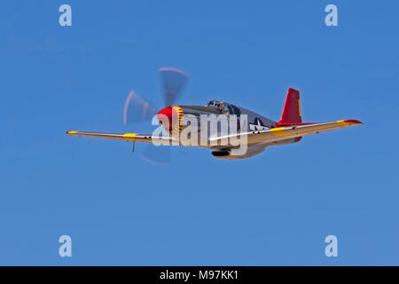 Aeroplano di coda rossa P Mustang II guerra mondiale degli aerei da caccia Foto Stock