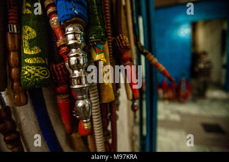 Un fascio di pipe shisha appendere in attesa di essere utilizzati in un caffè di Riyadh, Arabia Saudia Foto Stock