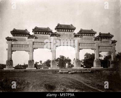 Vintage del XIX secolo fotografia Cina c.1880s - paifang o pailou all'approccio per le Tombe Ming vicino a Pechino Pechino Foto Stock