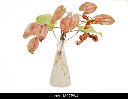 Foglie di autunno e frutti di bosco in una bottiglia di vetro Foto Stock