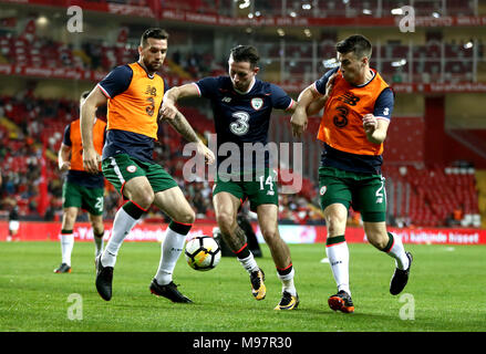 Repubblica di Irlanda Shane Duffy (sinistra), Alan Browne (centro) e Repubblica di Irlanda Seamus Coleman (a destra) durante il warm-up prima della international amichevole a Antalya Stadium. Foto Stock