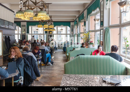 Il Grand Café Orient in Prgaue. Il solo ed unico café nel mondo costruito e decorato nel singolare stile cubista Foto Stock