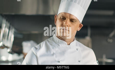 Close-up di un famoso Chef concentrata sulla cucina. Foto Stock
