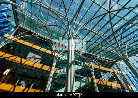 Indianapolis - Circa nel marzo 2018: vetro racchiusi Atrium a Indianapolis Central Library. Il magazzino di 10.000 metri quadrati, atrio in vetro è il mozzo del Cento Foto Stock