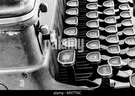 Macchina da scrivere di antiquariato - Un antico Nastri inchiostratori per macchine da scrivere che mostra tradizionali tasti QWERTY HO Foto Stock