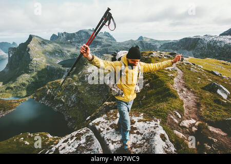 L'uomo avventuriero trail running nelle montagne della Norvegia Viaggio avventura dello stile di vita successo vincitore concetto escursionismo attivo vacanze estive all'aperto Foto Stock
