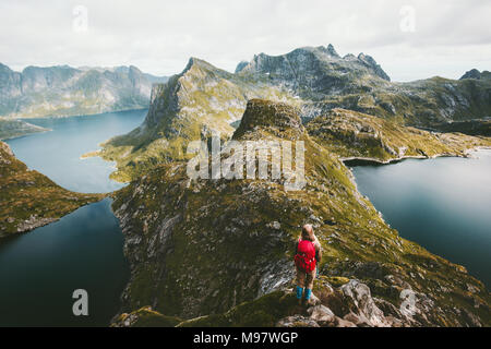 Donna escursionista da soli con zaino escursionismo sul crinale che viaggiano lifestyle adventure concept vacanze attive in Norvegia per esterno vista aerea Foto Stock