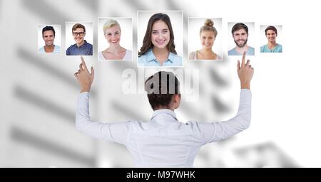 Donna di toccare Profili ritratto di persone diverse Foto Stock