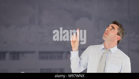 Uomo di toccare con aria scura sullo sfondo di office Foto Stock