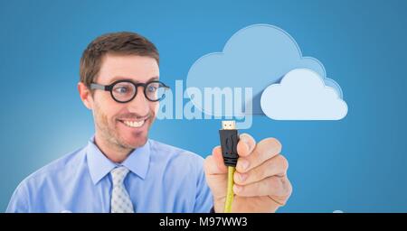 Uomo con collegamento filare con le nuvole Foto Stock