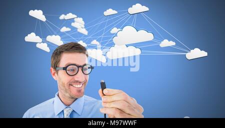Uomo con collegamento filare con le nuvole Foto Stock
