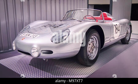 STUTTGART, Germania-Aprile 7, 2017: Argento 1960 Porsche 718 RS Spyder 60 nel museo Porsche Foto Stock