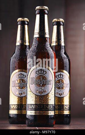 POZNAN, Polonia - Feb 14, 2018: bottiglie di Warsteiner Premium Verum, la birra più popolare di Warsteiner, più grande della Germania di proprietà privata brewery, op Foto Stock