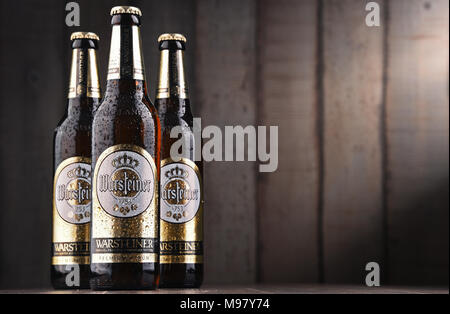 POZNAN, Polonia - Feb 14, 2018: bottiglie di Warsteiner Premium Verum, la birra più popolare di Warsteiner, più grande della Germania di proprietà privata brewery, op Foto Stock