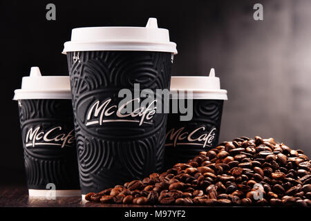 POZNAN, Polonia - Mar 7, 2018: McCafe tazza di caffè, un marchio di un caffè-stile di casa di cibi e bevande, catena di proprietà di McDonald's. Foto Stock