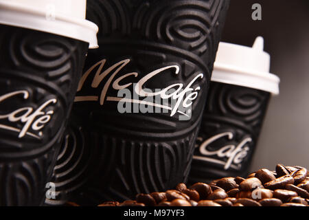 POZNAN, Polonia - Mar 7, 2018: McCafe tazza di caffè, un marchio di un caffè-stile di casa di cibi e bevande, catena di proprietà di McDonald's. Foto Stock