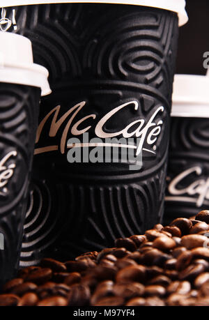 POZNAN, Polonia - Mar 7, 2018: McCafe tazza di caffè, un marchio di un caffè-stile di casa di cibi e bevande, catena di proprietà di McDonald's. Foto Stock