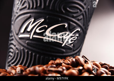 POZNAN, Polonia - Mar 7, 2018: McCafe tazza di caffè, un marchio di un caffè-stile di casa di cibi e bevande, catena di proprietà di McDonald's. Foto Stock